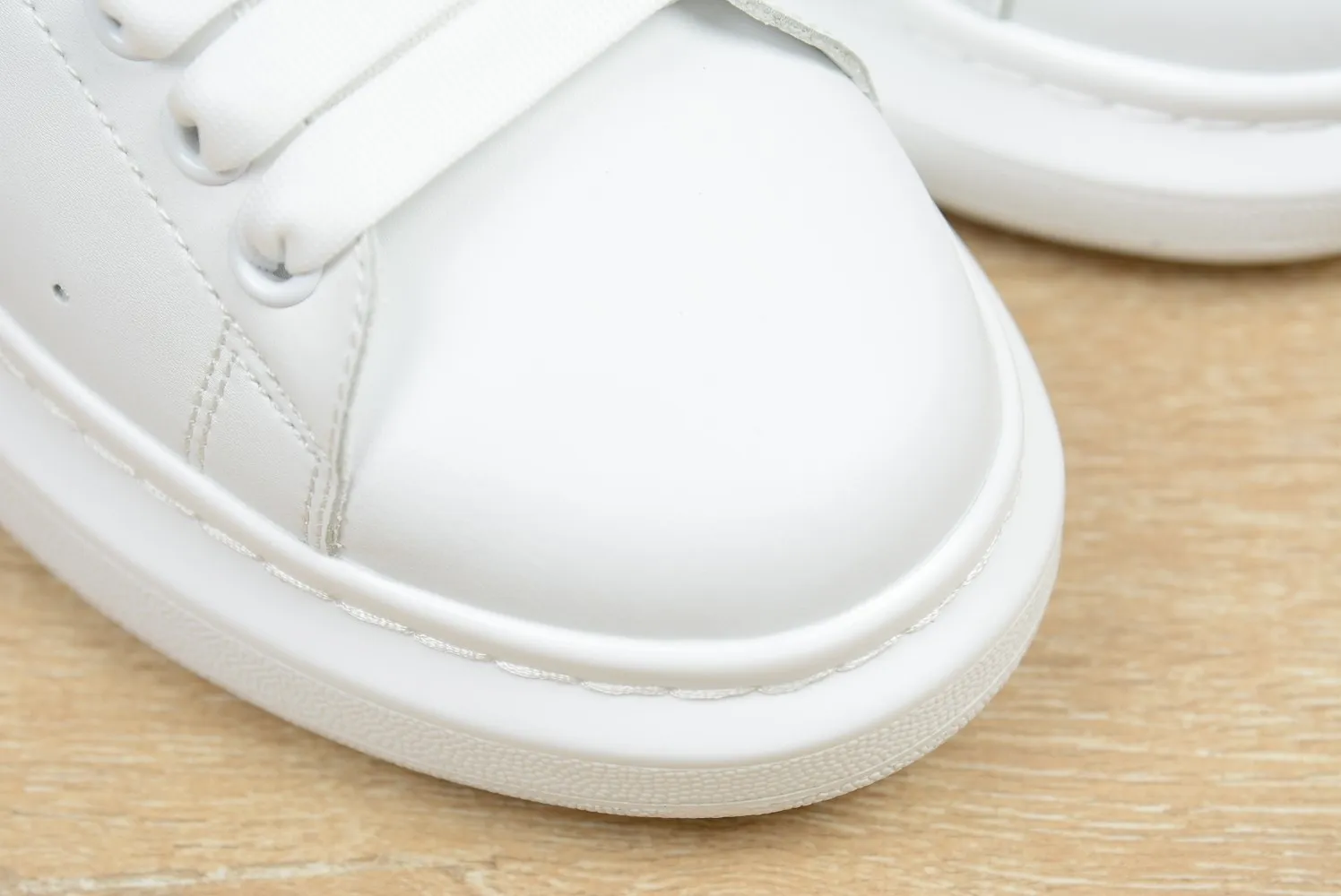 👟👟Ex-factory price👟👟Ex-factory price 480👟👟 Women's shoes, women's clothing, cowhide, black tail velvet, McQueen (Alexa**er McQue**n) Paris Fashion Week, the latest casual fashion sneakers, high version ❗️❗️ Variety of fashion and different styles experience ‼ ️‼ ️Female size 34-40 Men’s size 38-44 Comes with full counter packaging